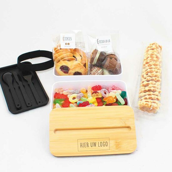 Gerecycled lunchbox met bestek en lekkers - L